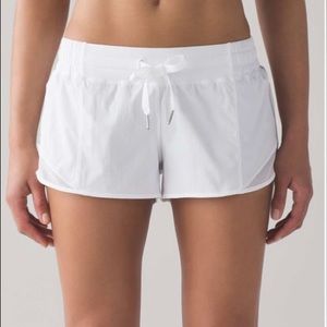 Lululemon hotty hot shorts size 4 2.5 inch (white)